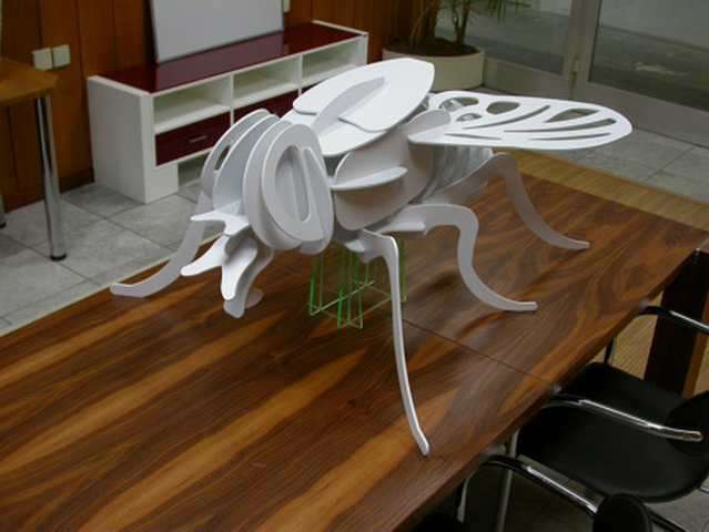 Riesiges 3D-Steckmodell einer Fliege ( ca.115cm)
